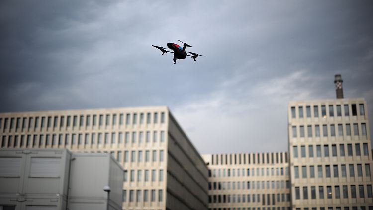 Eine Kamera-Drohne schwebt während einer Demo vor dem Neubau der BND-Zentrale in Berlin.