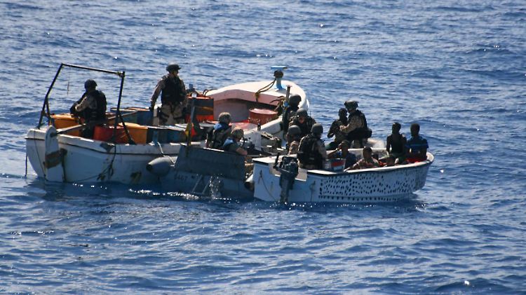 Soldaten stoppen Verdächtige.