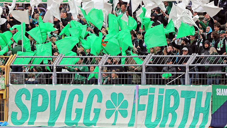 Großer Jubel bei den Fans der Spielvereinigung Greuther Fürth. 