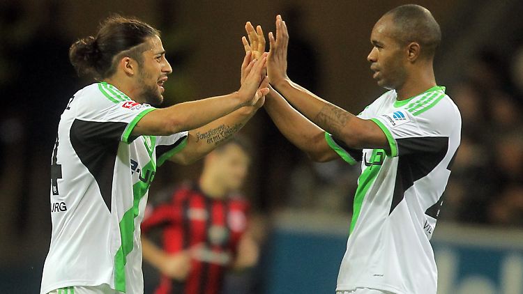 Die Wolfsburger Ricardo Rodríguez (l) und Naldo jubeln nach dem Treffer zum 1:2.