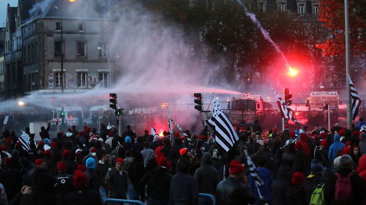 30.000 Menschen haben in Quimper demonstriert.