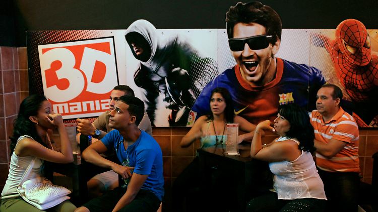 In Havanna warten Kubaner auf den Beginn eines Films in einem privaten Kino mit dem Namen "3D Mania".