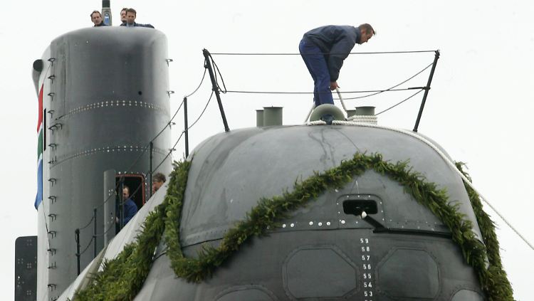 Werftarbeiter bereiten ein U-Boot der Klasse 209 zur Übergabe an die Marine Südafrikas vor.