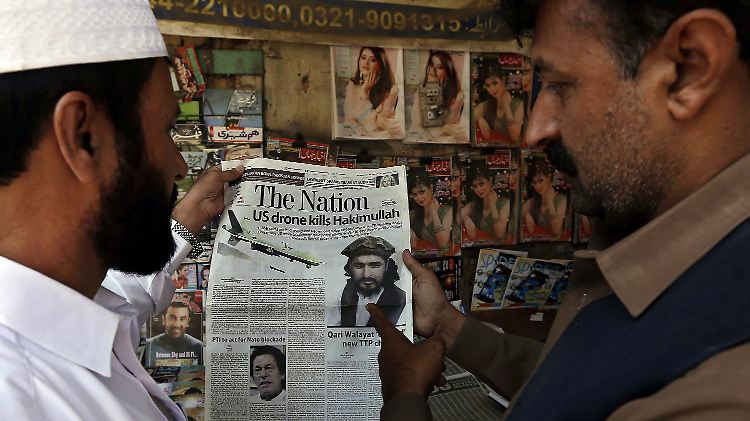 In Peshawar informieren sich zwei Männer über den Tod des Taliban-Chefs Hakimullah Mehsud.