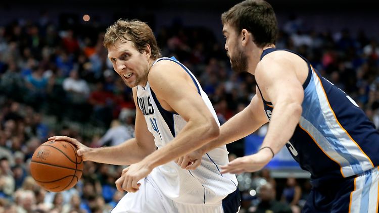 Europäisches Duell: Nowitzki (l.) im Zweikampf mit dem Spanier Marc Gasol von den Grizzlies.