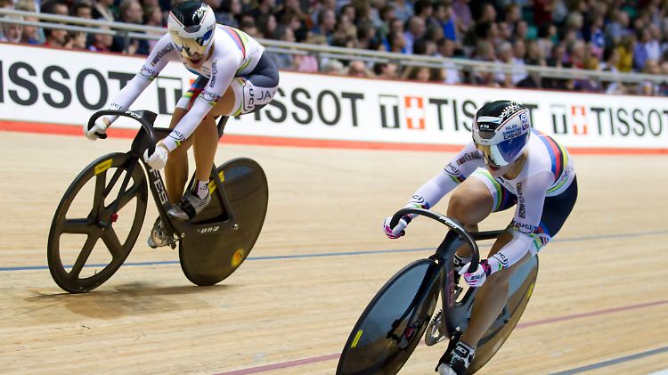 Kristina Vogel (r) und Miriam Welte bei ihrer Goldfahrt im Team-Sprint in Manchester.