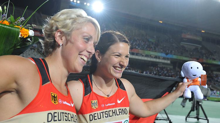 Christina Obergföll (l.) und Linda Stahl feiern ihren Erfolg.