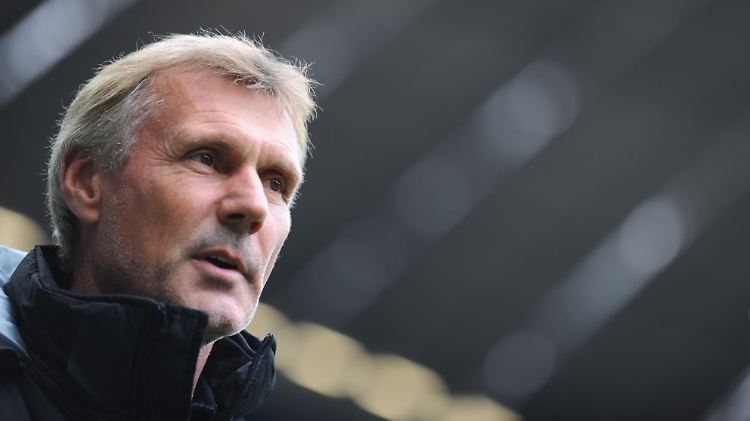 Sein Trainerstuhl könnte zum Schleudersitz werden: Fortuna-Trainer Büskens.