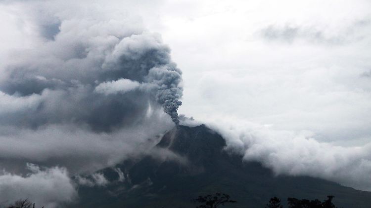 Eine sieben Kilometer hohe Aschewolke spuckt der Vulkan aus. 