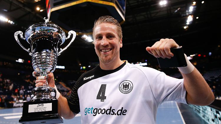 Deutschlands Kapitän Oliver Roggisch feiert mit dem Pokal den Gewinn des Supercup. 
