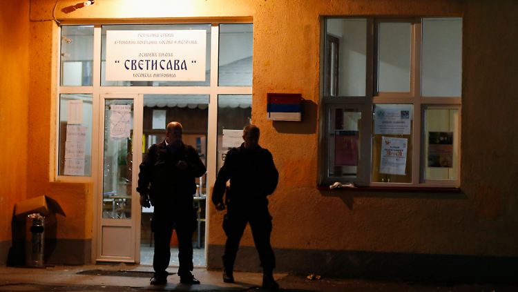 In dem angegriffenen Gebäude befinden sich rund die Hälfte der Wahlurnen des serbischen Teils von Mitrovica.