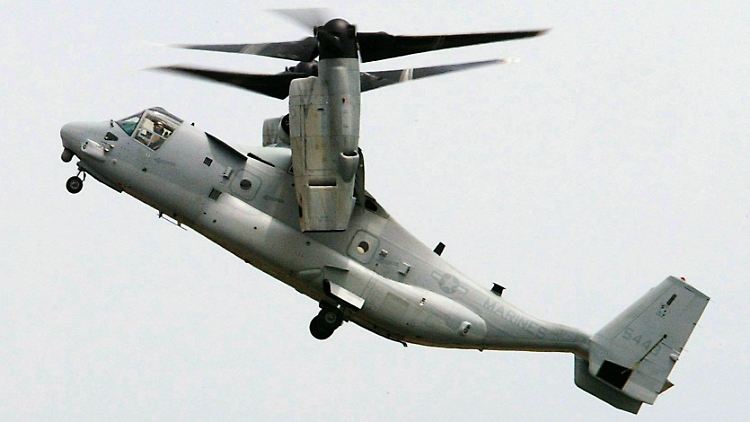 Die V-22 fliegt horizontal und vertikal mit bis zu 24 Soldaten im Bauch.
