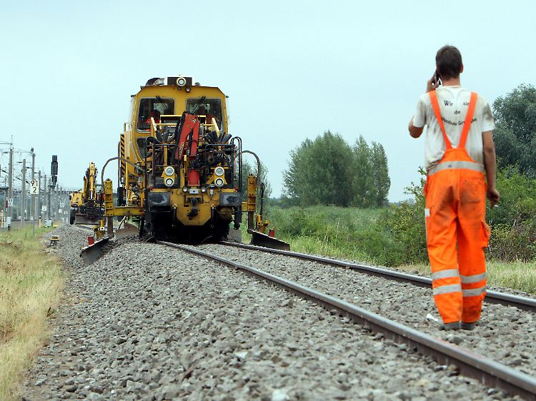 Frisch aufgeschottert: Mit Spezialmaschienen waren Bahnprofis seit Monaten an der Elbe im Einsatz.