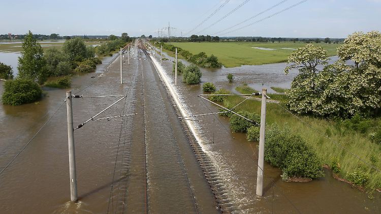Hochwasser: Im Juni standen an der Elbe Signalanlagen, Leittechnik und Gleisbett der Bahn auf rund fünf Kilometern Länge komplett unter Wasser (Archivbild).