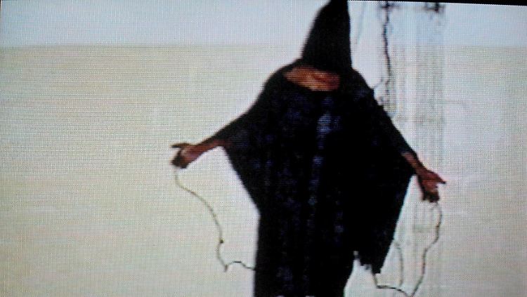 Das Bild eines Gefolterten im CIA-Gefängnis Abu Ghoreib entwickelte sich zu einer Ikone der brutalen Foltermethoden der US-Geheimdienste.