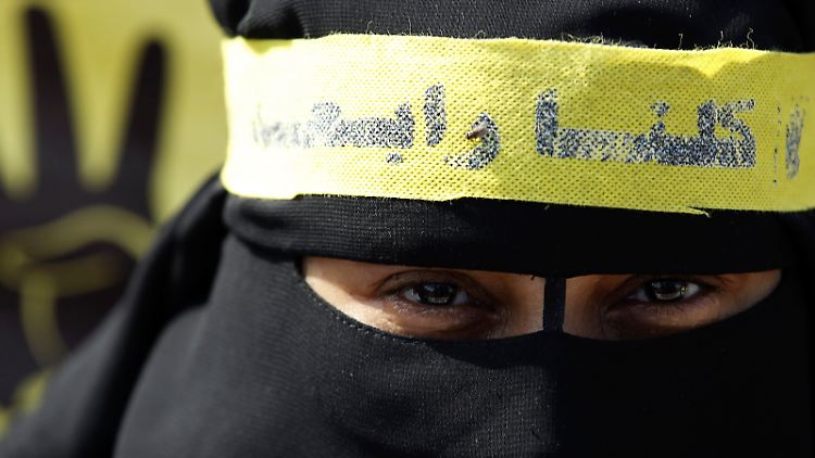 Ein Mursi-Getreuer in Kairo - die Lage in der Hauptstadt ist angespannt.