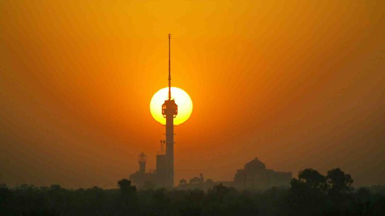 Der Fernsehturm von Bagdad im Sonnenuntergang.
