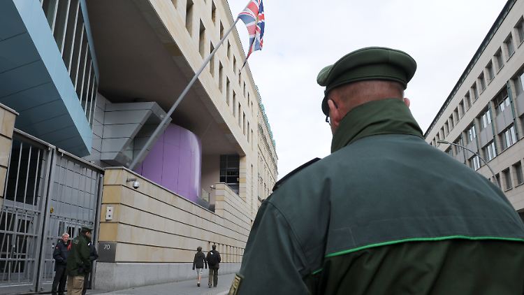 Die britische Botschaft liegt im Herzen Berlins, ganz in der Nähe von Regierung und Parlament.