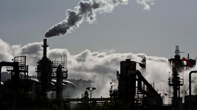 Treibstoff für die weltgrößte Volkswirtschaft: In den Raffinerieanlagen von ConocoPhillips in San Pedro kochen Chemiker Rohöl zu Benzin, Diesel und Schweröl ab.