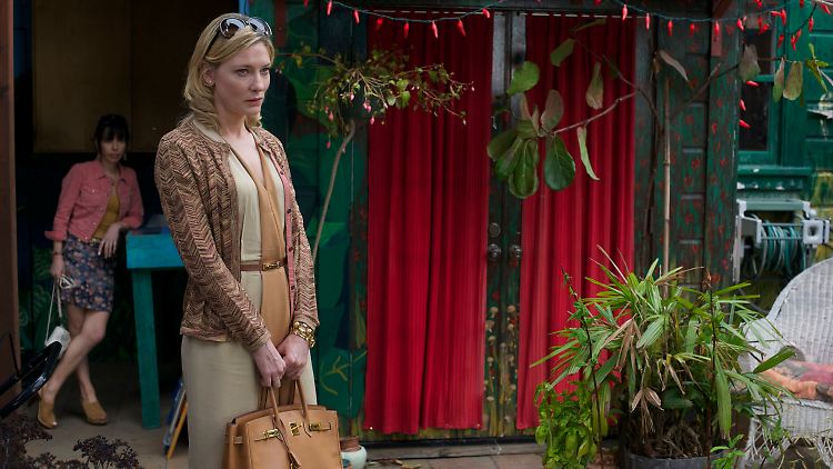 "Blue Jasmine": Nur die Handtasche erinnert die einstige Glamourfrau an ihre reiche Vergangenheit.