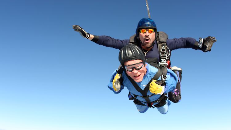 Der 100-jährige Vernon Maynard genoss den Sprung aus 4000 Metern Höhe.