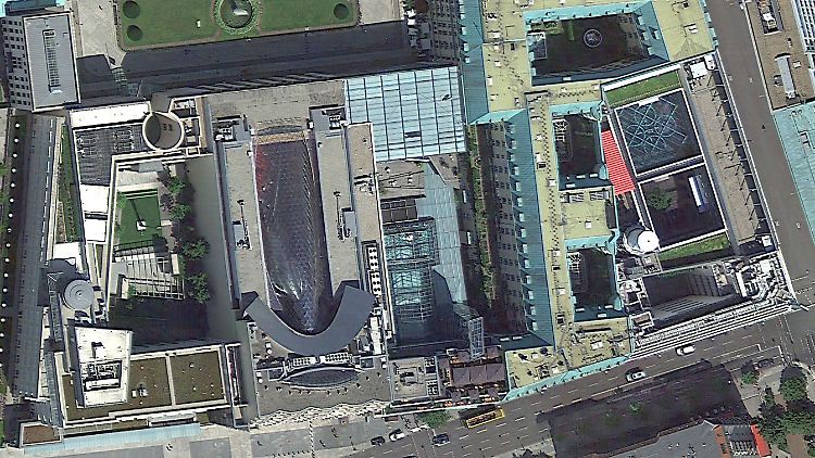 Die US-Botschaft (l.) und die britische Botschaft (r.) in Berlin, fotografiert aus der Luft.