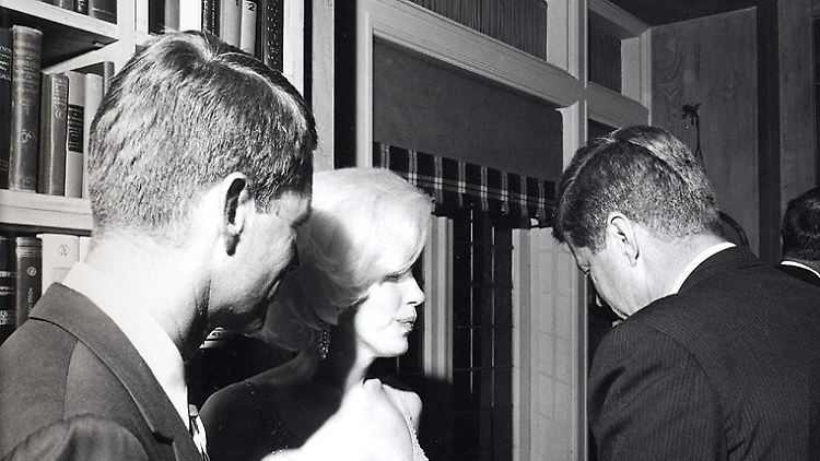 Marilyn Monroe mit Präsident John F. Kennedy und dessen Bruder Robert. 