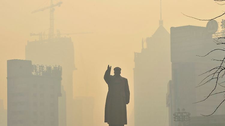 Chinas Millionenstädte ersticken im Smog: Mao-Statue in Shenyang.