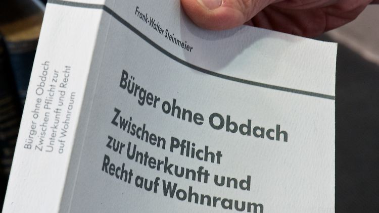 Steinmeiers Arbeit "Bürger ohne Obdach. Zwischen Pflicht zur Unterkunft und Recht auf Wohnraum" wurde 1992 mit summa cum laude bewertet.