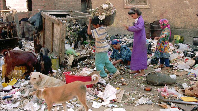 Kinder durchwühlen den Müll auf der Suche nach Wiederverwertbarem.