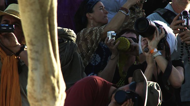 Touristen fotografieren Tuareg: Beim Reisen die Perspektive wechseln, vom Touristen zum Gast - diese Möglichkeit bieten sich, wenn fremde Menschen einen bei sich zu Hause aufnehmen.