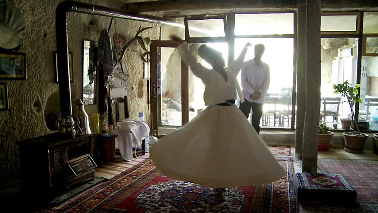 Clara aus Brasilien reist durch die Welt und sucht sich überall Lehrer, die ihr die Tänze der Region beibringen - so wie hier in Kappadokien den Tanz der Sufis.