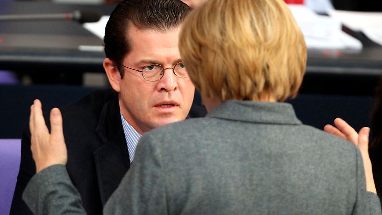 Fungiert Guttenberg als Merkels Berater in der NSA-Spähaffäre?