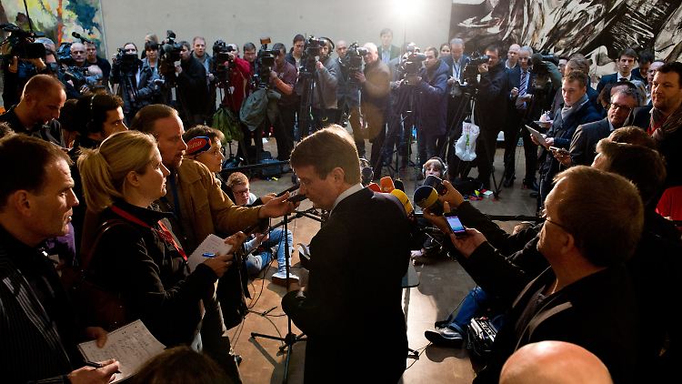 Nach der Sondersitzung des Parlamentarischen Kontrollgremiums für die Geheimdienste unterrichtet die Kanzleramtsminister Pofalla die Presse.