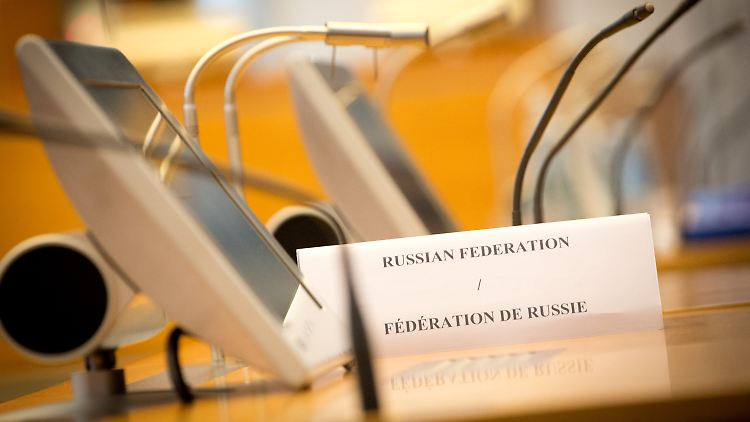 Blick auf den leeren Tisch der russischen Verhandlungsdelegation im Gerichtssaal des Internationalen Seegerichtshofes in Hamburg.