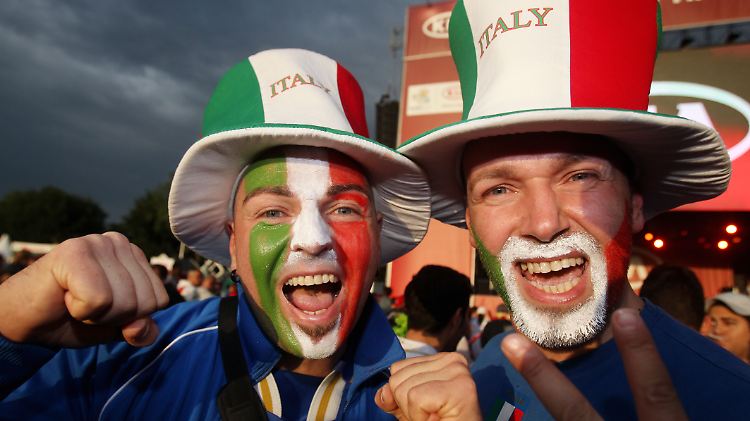 Italienische Tifosi feiern den Halbfinalsieg über Deutschland bei der Fußball-EM 2012. Italiens Regierung feiert derzeit die erfolreiche Platzierung einer Rekordanleihe.