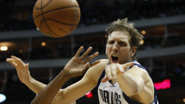 Nowitzki kommt auf 16 Punkte.