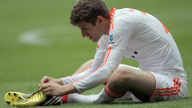 Auch wenn es für Bayern Spieler Thomas Müller rund läuft - den Sportartikelhersteller Adidas drückt an mehreren Stellen der Schuh.