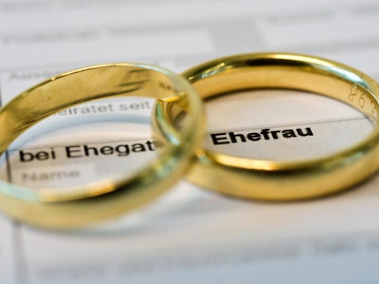Die Steuerklasse zu wechseln, kann sich lohnen - nicht nur für frisch verheiratete Paare.