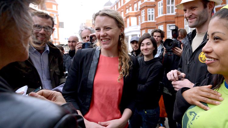 Sarah Harrison spricht am 21. Juni 2012 vor der Botschaft von Ecuador in London, in die Assange geflüchtet war, zur Presse.