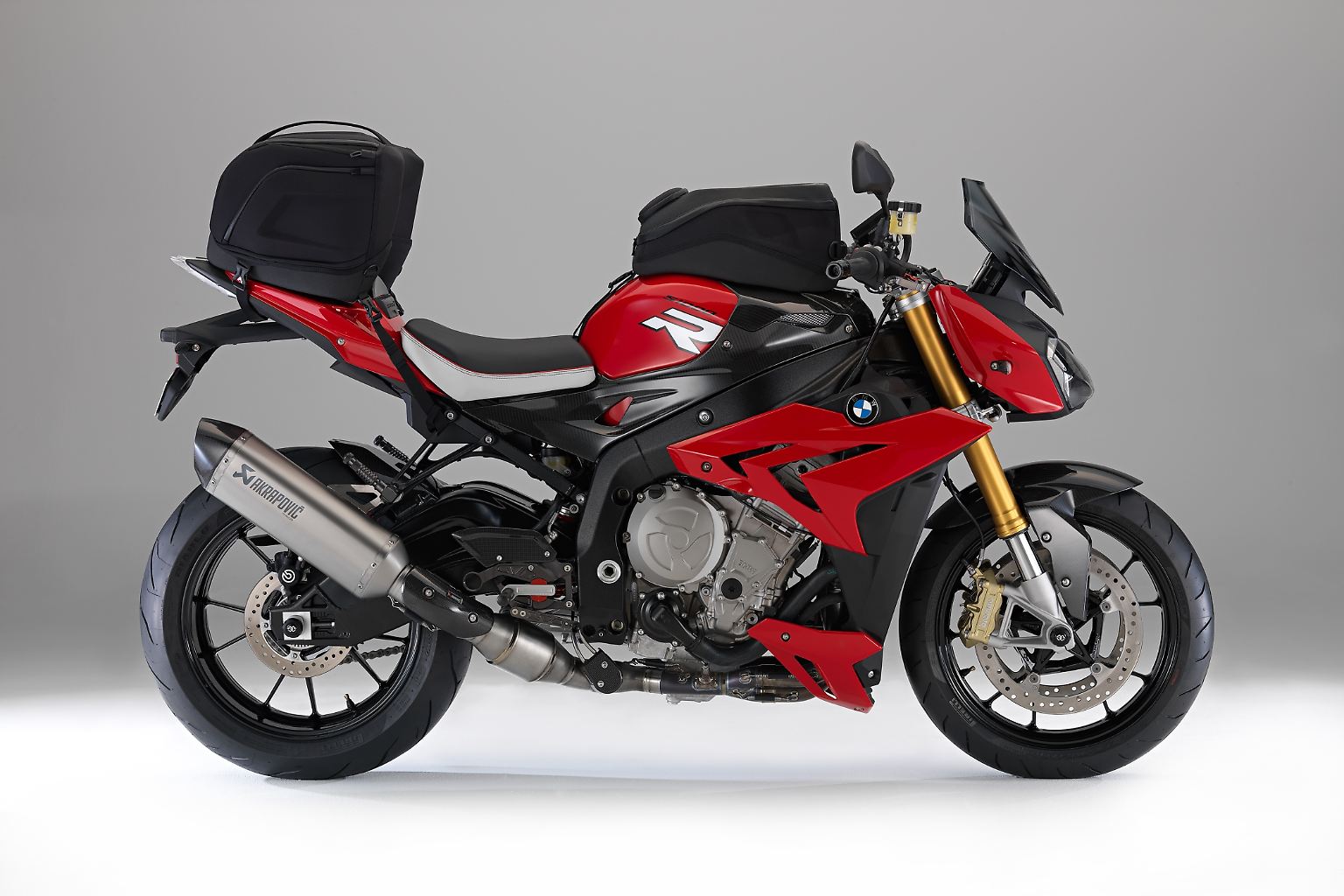 Was die IAA für Frankfurt, ist die Eicma für Mailand, nur das es in Italien um Motorräder geht. Aber auch hier fahren die Hersteller hier ganz kräftig auf. BMW zum Beispiel schlägt ein neues Leistungskapitel bei seinen Roadster-Modellen auf: Die neue S 1000R, vom sehr erfolgreichen Superbike S 1000 RR abgeleitet, ...