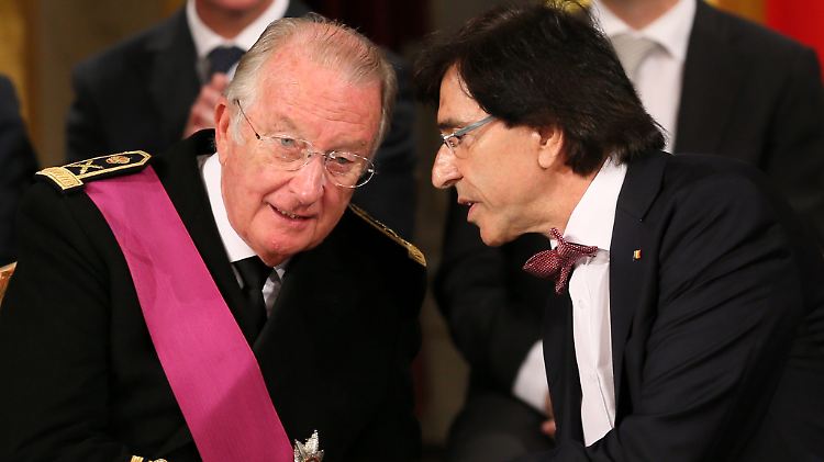 Albert II. im Gespräch mit Premierminister Elio di Rupo. Der Sozialist hat ein Land mit einem hohen Schuldenberg zu lenken.