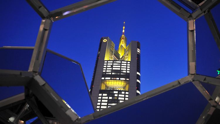 Die Commerzbank hat im dritten Quartal mehr als die Deutsche Bank verdient - dennoch kein Grund zum Feiern.