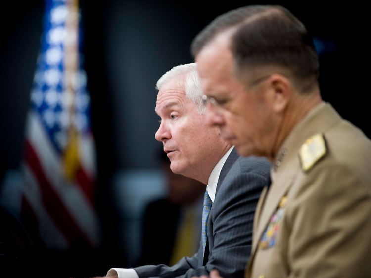 In schwieriger Lage: Robert Gates (l.) und Mike Mullen.