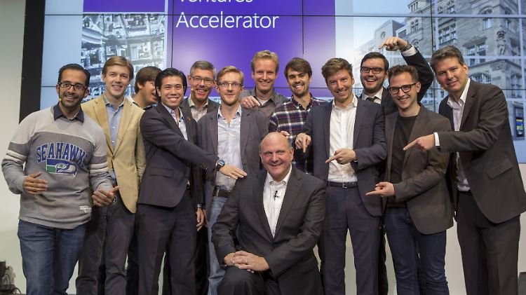 Steve Ballmer mit Microsoft-Managern und Vertretern der neun Startups der ersten Klasse des "Microsoft Ventures Accelerators" in Berlin.