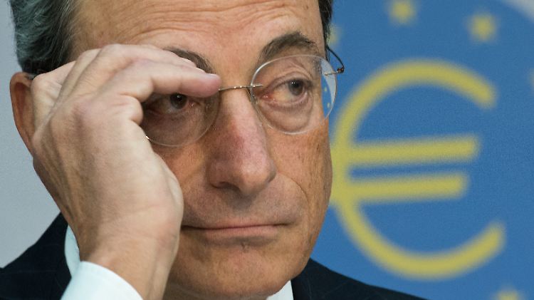 EZB-Chef Draghi sorgt sich um schrumpfende Preise.