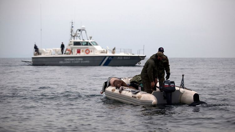 Nahe Lesbos bergen Mitglieder der griechischen Armee und Küstenwache den Leichnam eines Flüchtlings.