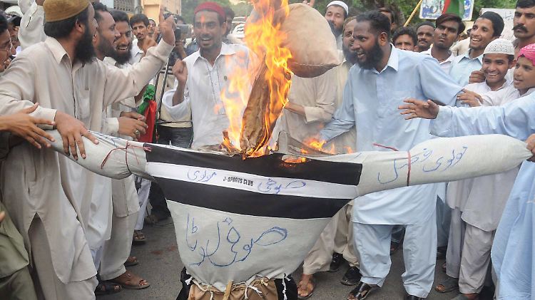 Maulana Fazlullah gilt auch in Pakistan als gefährlicher Verbrecher. Hier verbrennen Studenten in Karachi eine Puppe, die den Taliban-Führer verkörpern soll.