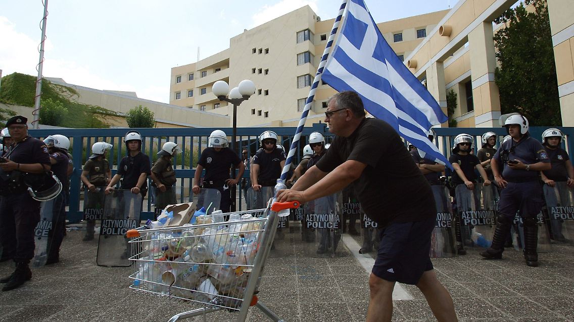 Streikender Truckfahrer vor dem Transportministerium in Athen.