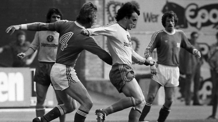 Das bisher letzte Derby in der Bundesliga zwischen Hannover und Braunschweig fand im April 1976 statt. Hier ist Braunschweigs Wolfgang Frank am Ball.